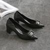 Fivela quadrada pontiaguda salto alto salto grosso sapatos de trabalho leves sapatos femininos elegantes e versáteis