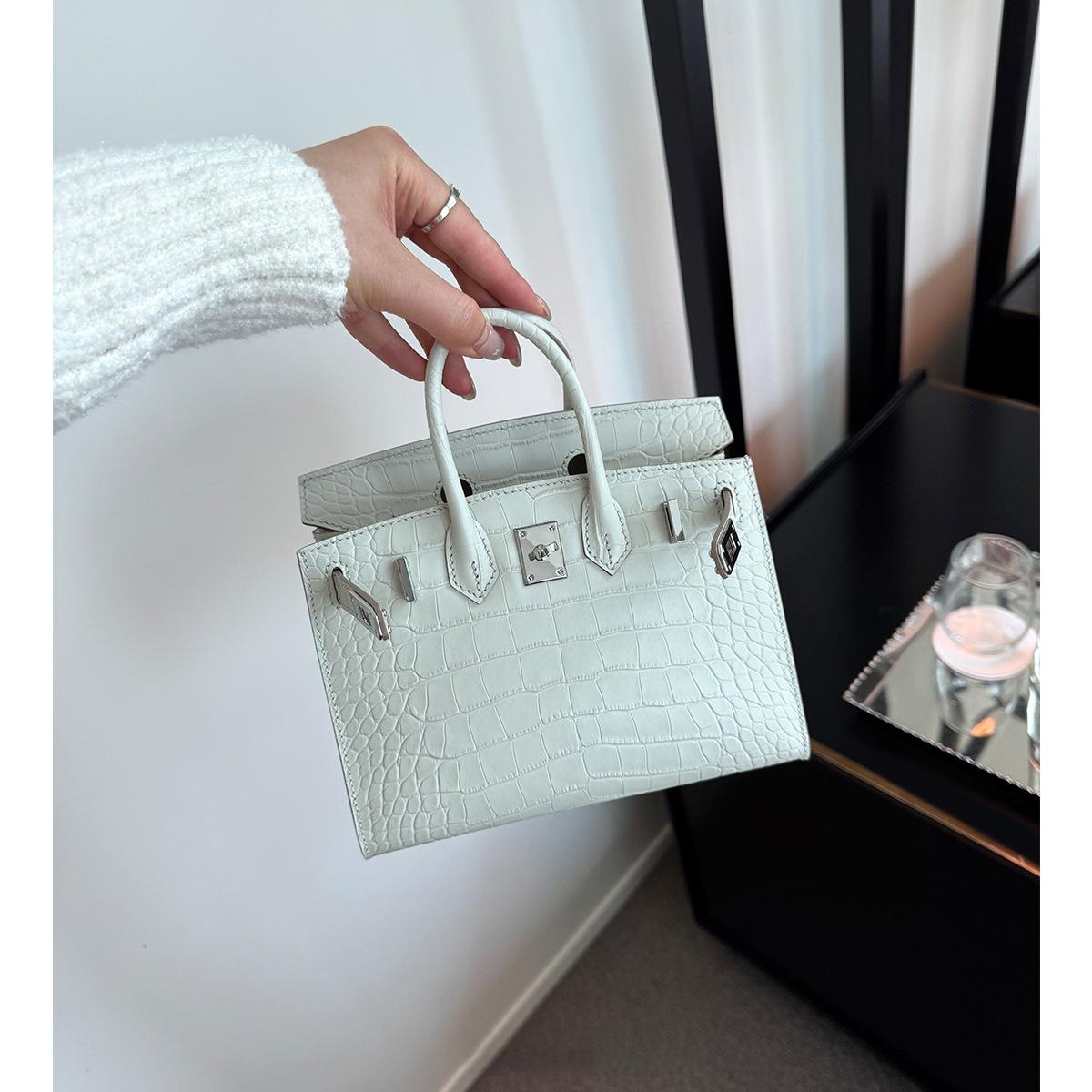 

Премиальная женская сумка полуручной работы из вощеной нити с верхним слоем из коровьей кожи с матовым крокодиловым узором, мини-сумка платинового цвета 2025 г. 20x11x15cm белый