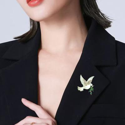 Brooch Pin Symbolic Peace Pigeon Design Zinc Alloy Pin with Rhinestone Inlay Suits Coats Sweaters Dresses Badge