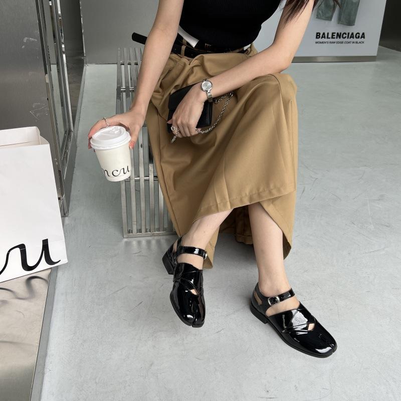 2025 points toe hollow flat bottom women's sandals summer new Korean version special-shaped toe low heel pig trotters sandals women's shoes