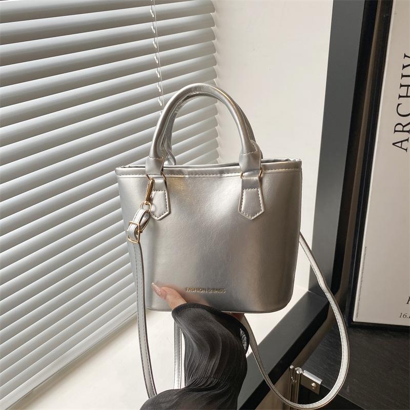 

Niche design bag women s new trendy fashion high-end shoulder bag portable messenger bucket bag серебряный