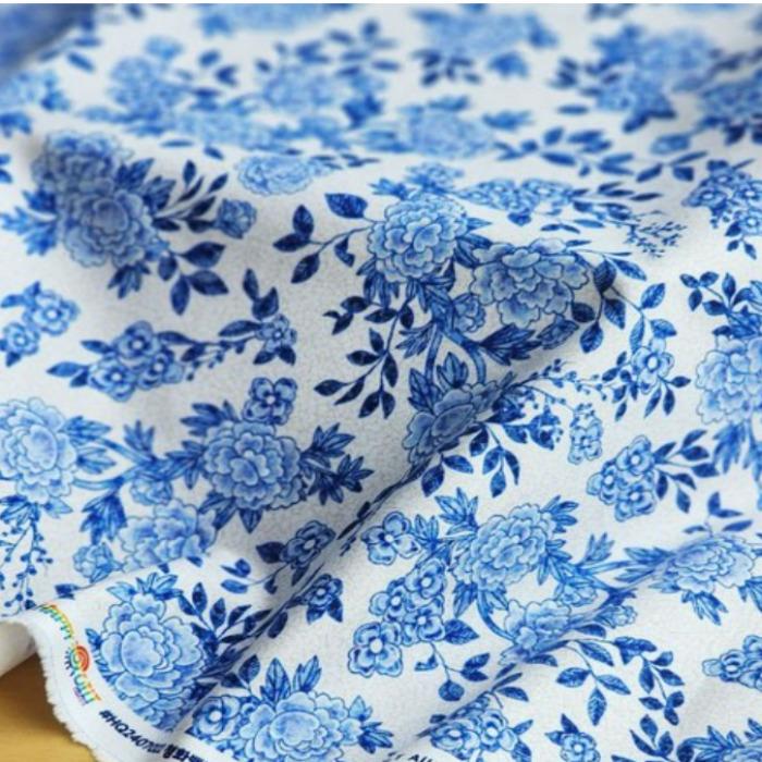 Korean Traditional Fabric Series No. 32 – Cheonghwa Baekja Floral Leaf Pattern Fabric (90 Cm × 110 Cm)