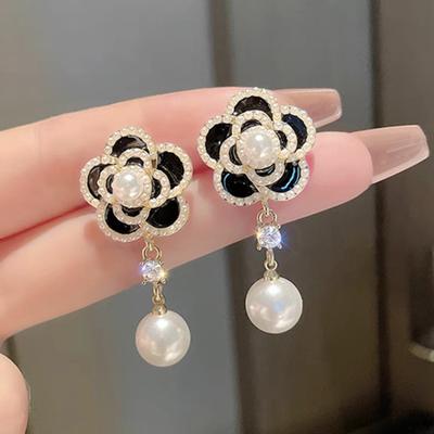 Kadınlar için Mini Boncuklu Çiçek Damla Küpeler Zarif İmitasyon İnci Sallantılı Küpeler Trend Beyaz Siyah Emaye Yağ Petal Takı