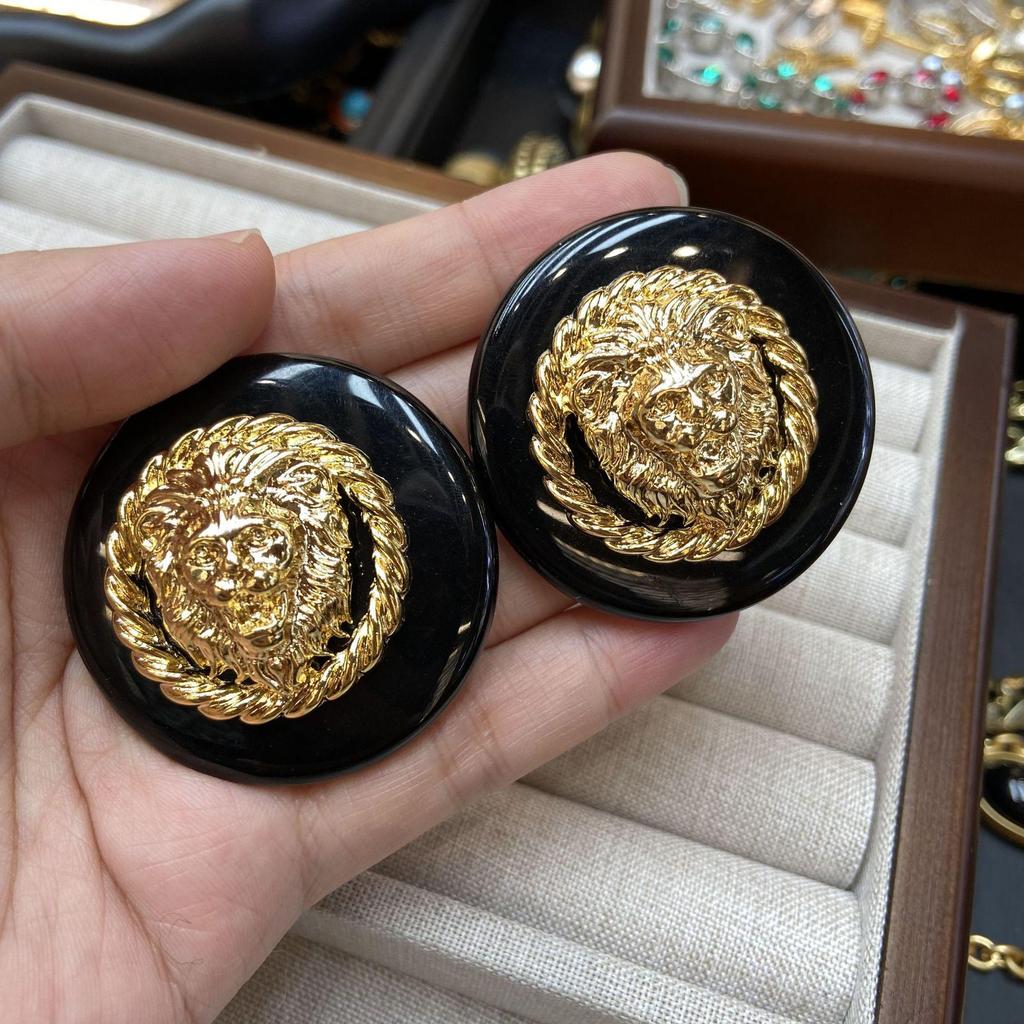 Trendy Schwarz-Gold Löwen Ohrringe: 24 Karat vergoldete Eleganz