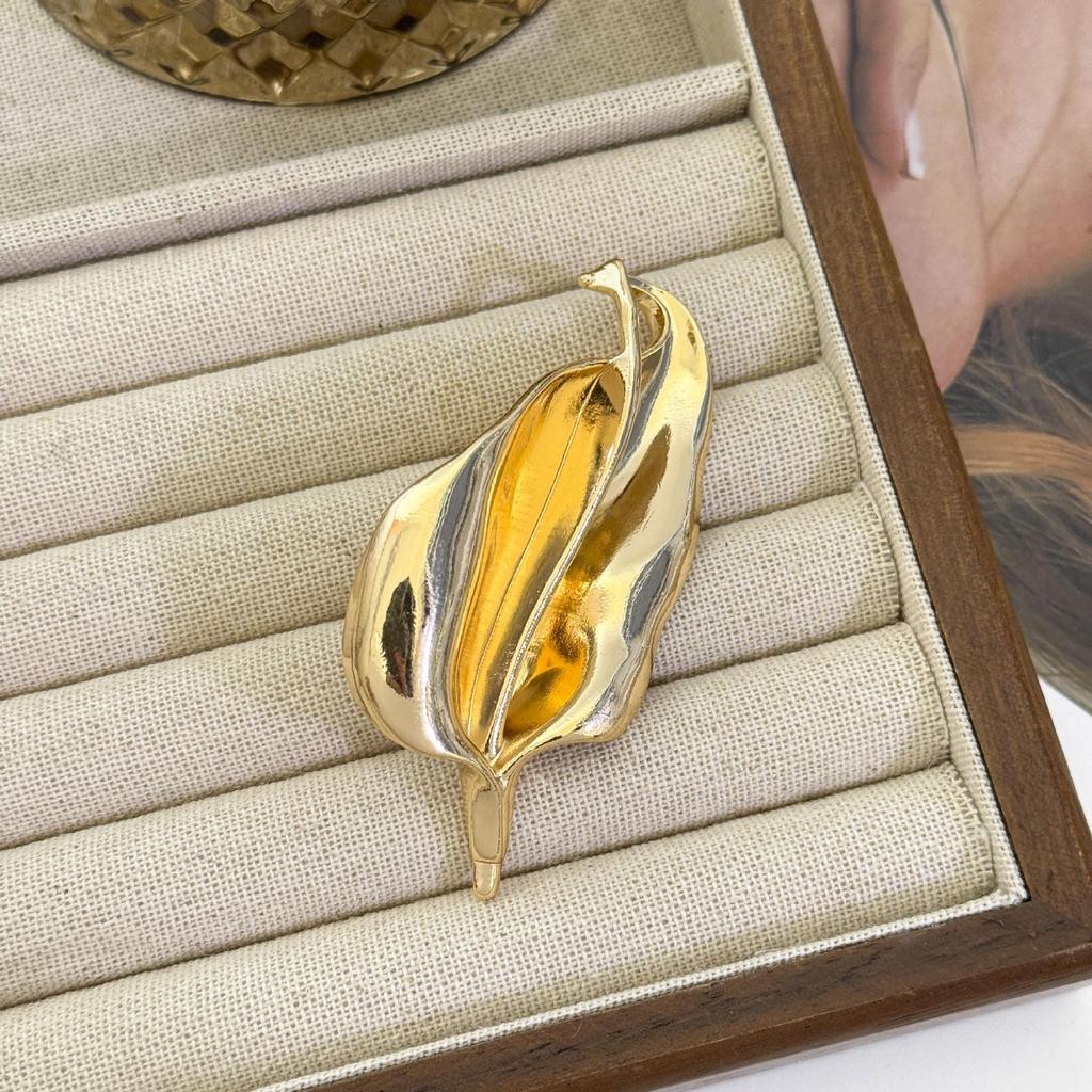 Chic French Retro Geometric Brooch for Jackets & Sweaters