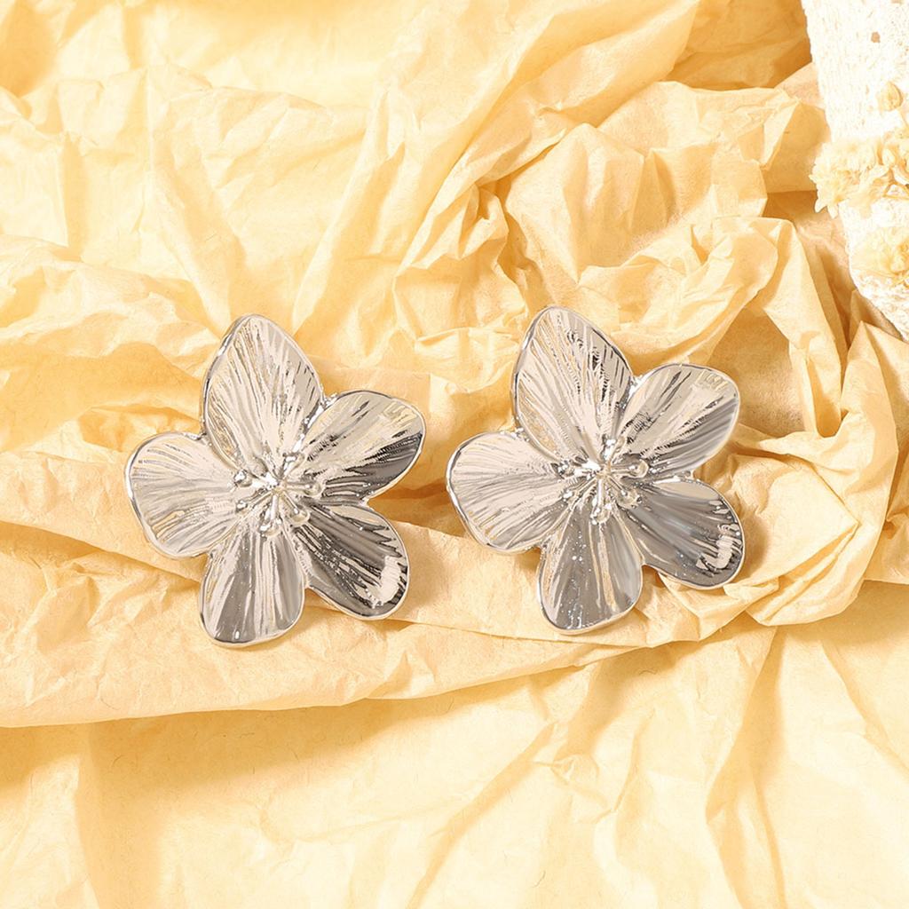The silver alloy floral stud earrings with a cold and elegant style are versatile for daily, casual and commuting women