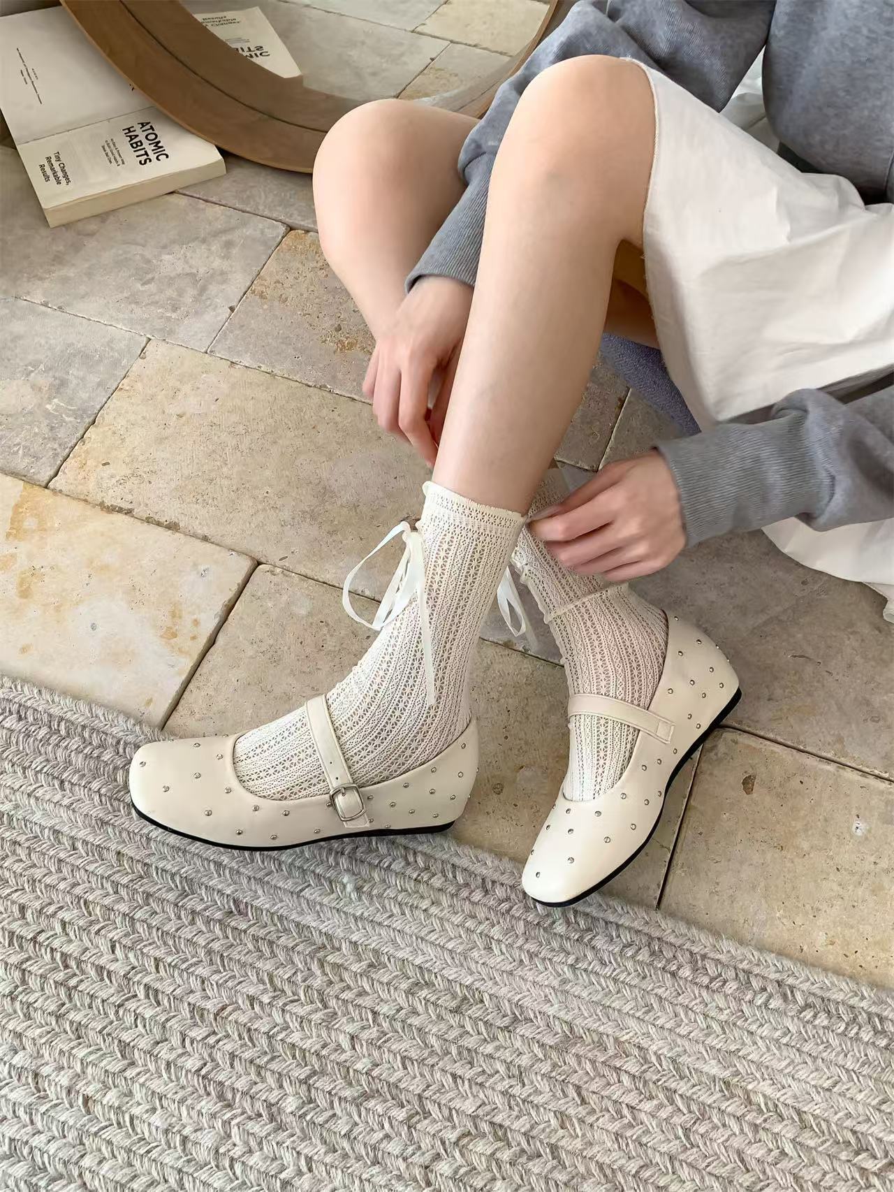 

Внутренняя увеличенная версия ~ ретро цыганские звезды заклепки балетки одинарные женские весенне-осенние туфли Мэри Джейн с пряжкой из одного слова и неглубоким горлом 40 абрикосовый