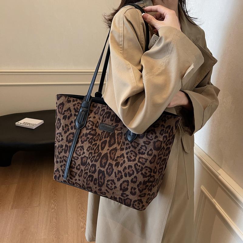 

Осень и зима новый модный стиль фланелевая сумка-тоут большая вместимость сумка через плечо женская сумка для поездок на работу сумка для выхода большая сумка 42*15*27 темно-коричневого