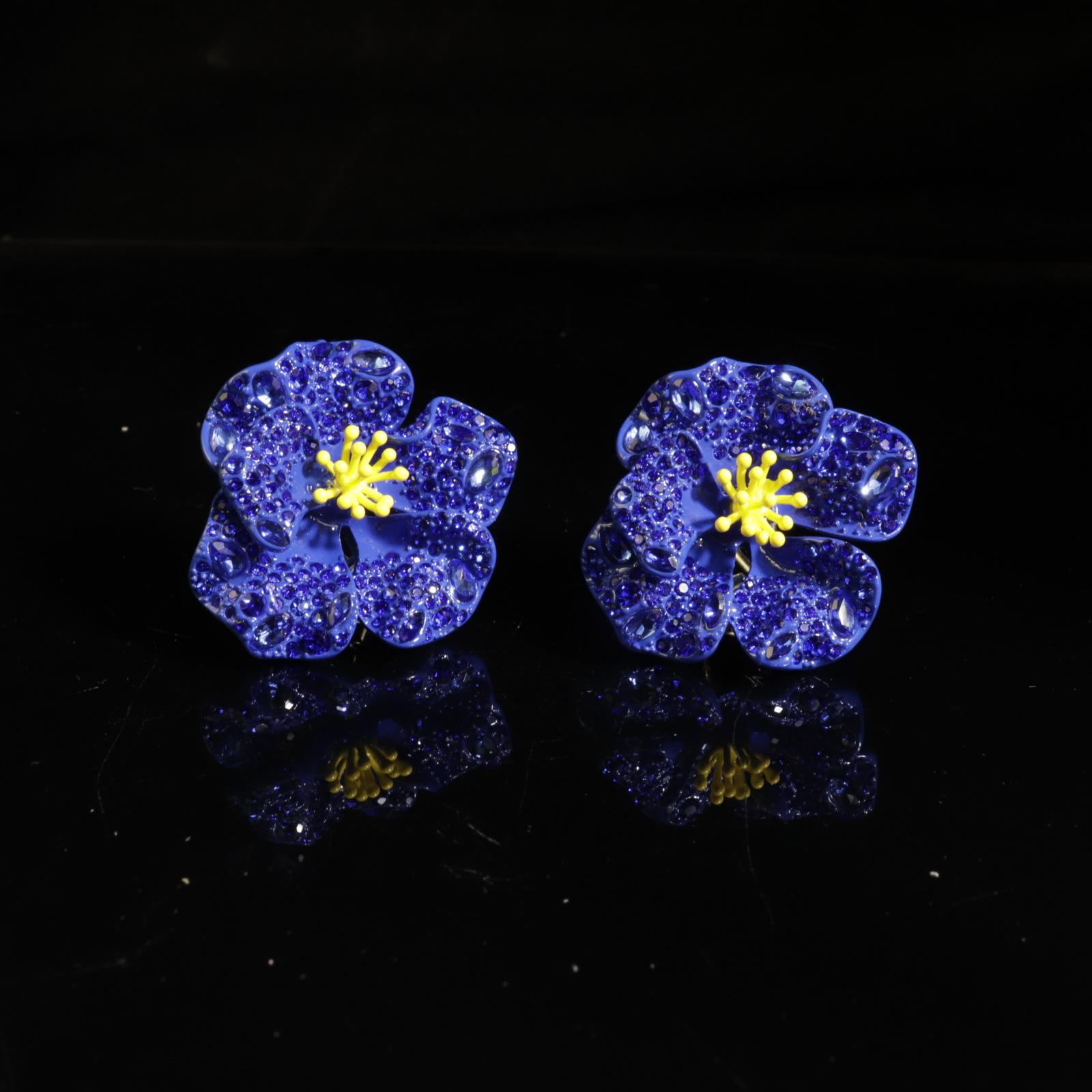 

Retro Court Style Camellia Full Diamond Stud Earrings Light Luxury Line Flower Earrings