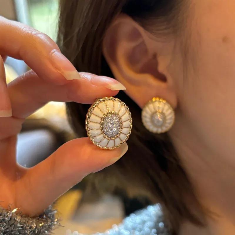 New In Vintage Art Twists White Enamel Earings Stud High Quality Fashion Delicate Flower Earrings for Women Wedding Jewelry