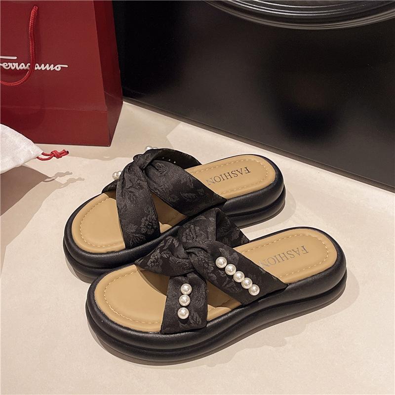 2025 Sommer neue französische Strand coole Hausschuhe tragen dicksohlige feenhafte höhenvergrößernde Damenschuhe Perle Ein-Wort-Zehenschuhe