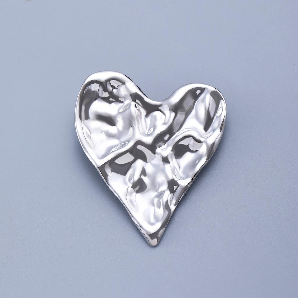 2026 Irregular Pleated Stainless Steel Love Brooch for Women High-End Corsage Niche Pin Sweater Suit Accessories
