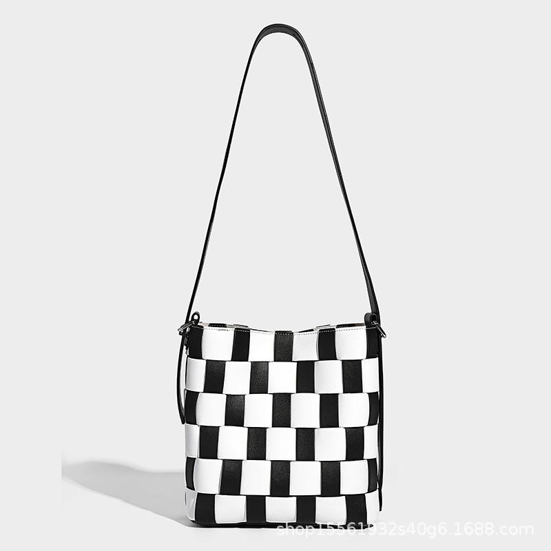 Vacation Style Niche Woven Bucket Bag, Women's New Fashionable Black and White Grid Single Shoulder Bag, Crossbody Bag, Large Capacity
