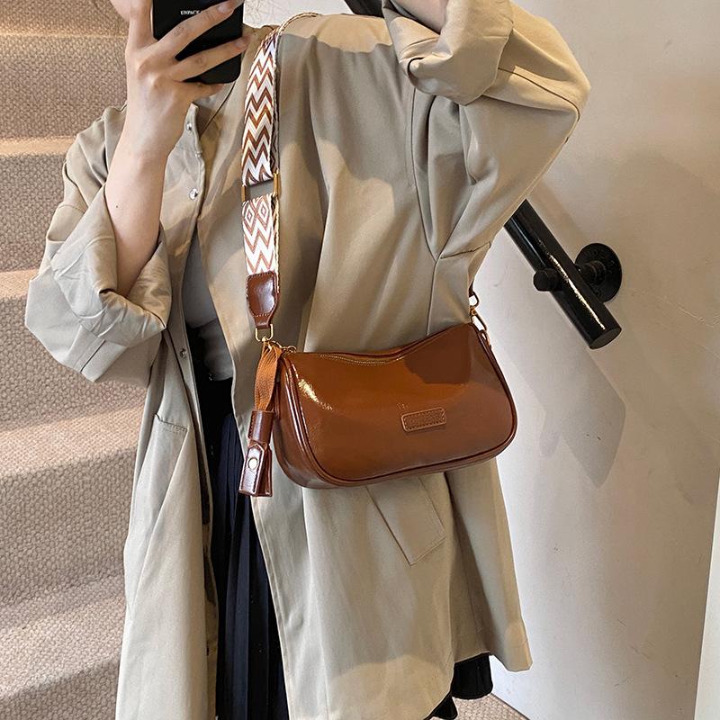 Retro bag women's 2025 new solid color texture shoulder pillow bag niche versatile messenger bag