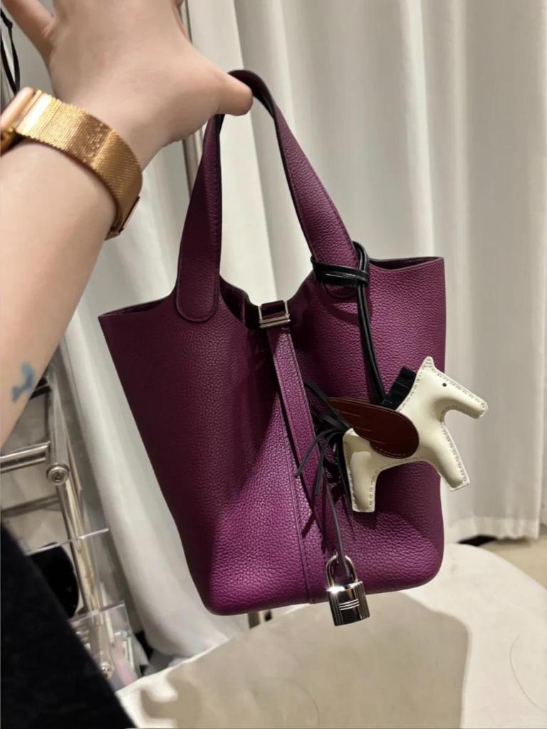 Bolso de Mano para Mujer con Grano de Lichi: Bolso Cubo Versátil, de Alta Gama y de Moda 2025