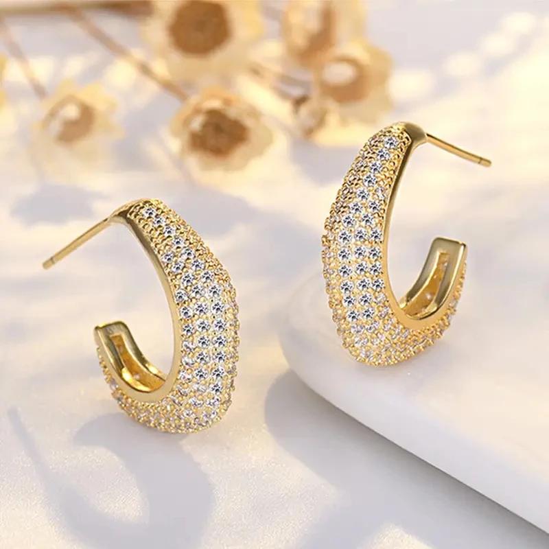 Huitan Funkelnde Zirkonia Creolen für Damen Luxus Goldfarbe Tägliche Party Accessoires Wunderschöne Jubiläums Zirkon Geschenke