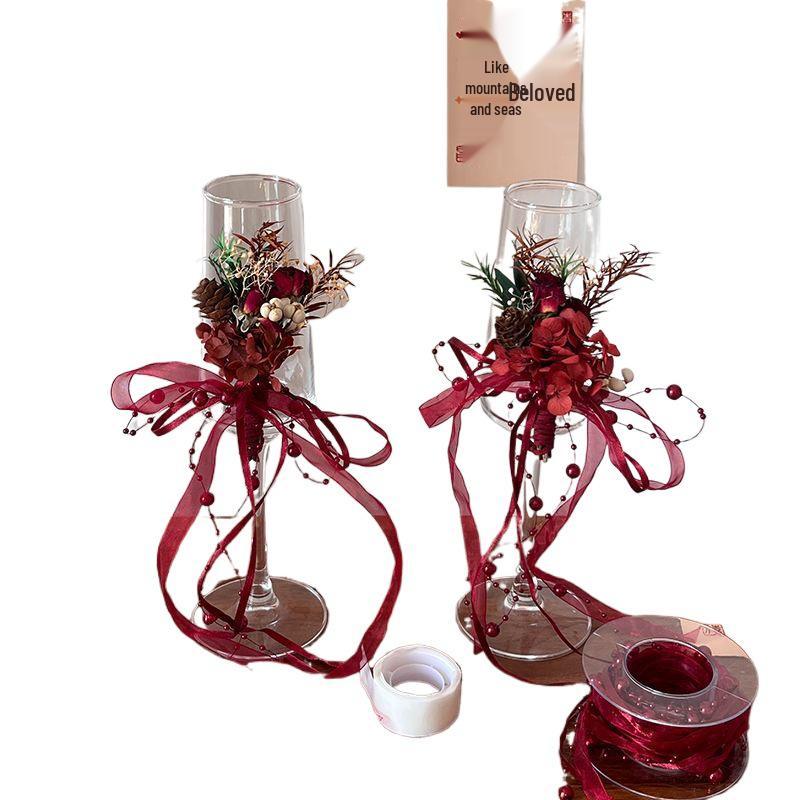 Elegantes Braut-Champagnerglas mit hohem Stiel und floralem Design für Hochzeits-Toasts