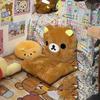 Cartoon Rilakkuma All-in-One Plüschstuhl Kissen Rückenlehne Kissen Weiches Gemütliches Sitzpolster für Wohnheim Bürostuhl Sofa Schlafzimmer Geschenk
