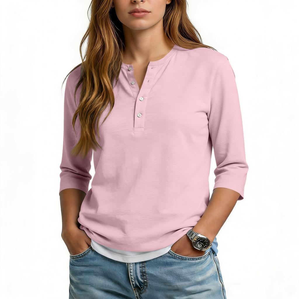 Camiseta informal de mujer con cuello en V, manga tres cuartos y botones decorativos.