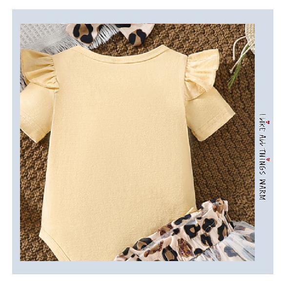 Mädchenbekleidung Doppellagiges Oberteil mit Flatterärmeln und Buchstabenprint mit Laternen-Schleifenshorts Trendiges Mädchen-Set