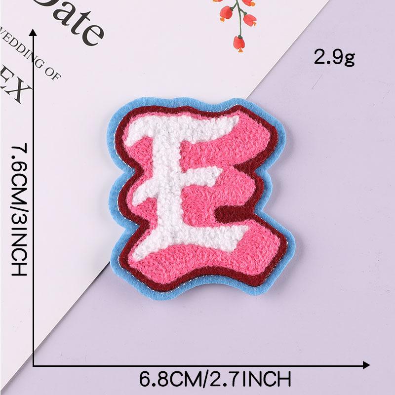 Etykieta z haftem komputerowym Haft na ręczniku Naszywka z alfabetem angielskim Akcesoria odzieżowe Etykieta materiałowa Naszywka samoprzylepna Naklejka Haftowana naszywka materiałowa