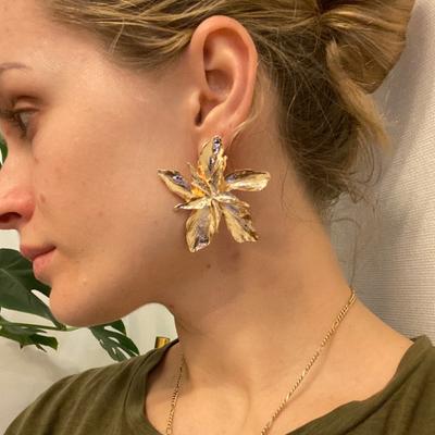 EN Vintage guldfärgade stora blomma örhängen för kvinnor mode metall stereo pendientes örhängen festsmycken present
