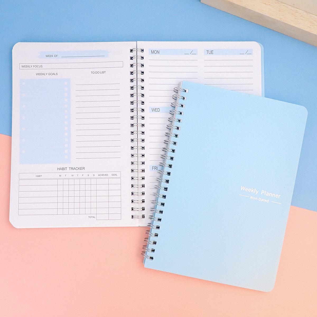 

Ежедневник-еженедельник Блокнот формата А5 без даты. Список дел. Трекер привычек. 52 страницы со спиральным переплетом, офисная повестка дня, расписание обучения, чтения или повторения. синий