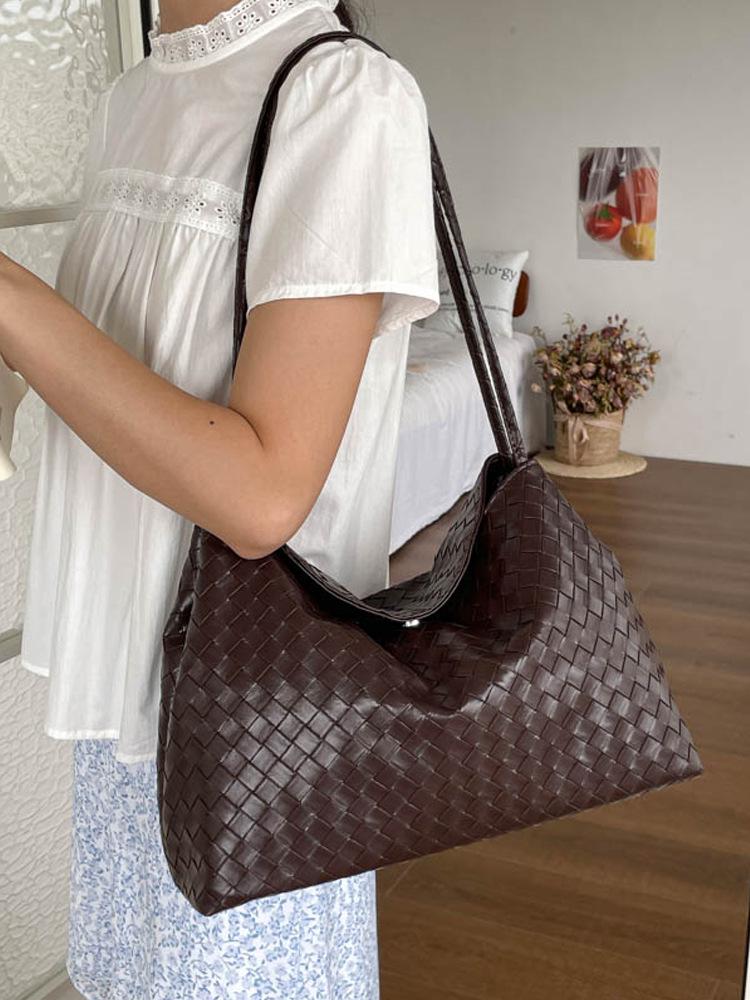 Korean Style Versatile Woven Underarm Bag for Women - Light Luxury, Niche Design, Single Shoulder, Handheld Large Summer Bag.
