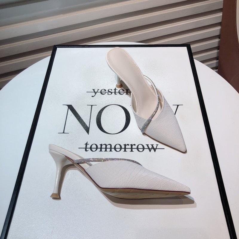 

Верхняя одежда темперамент Баотоу полушлейф знаменитость лето новый маленький свежий девушка стразы острый носок высокий каблук крутые шлепанцы 39