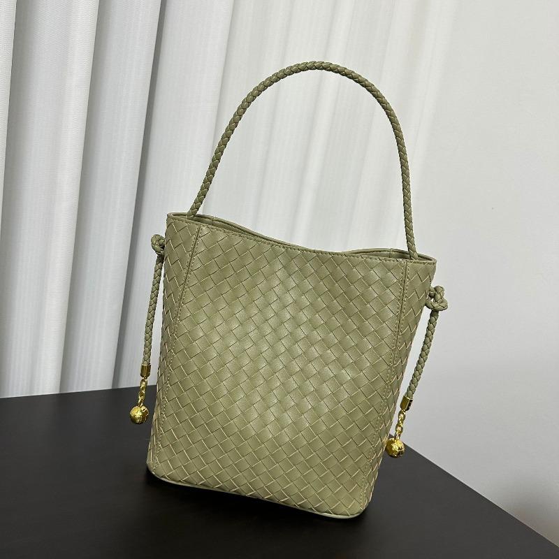 New medieval fashion versatile leather square shoulder underarm crossbody tote bag woven bag hand bucket bag