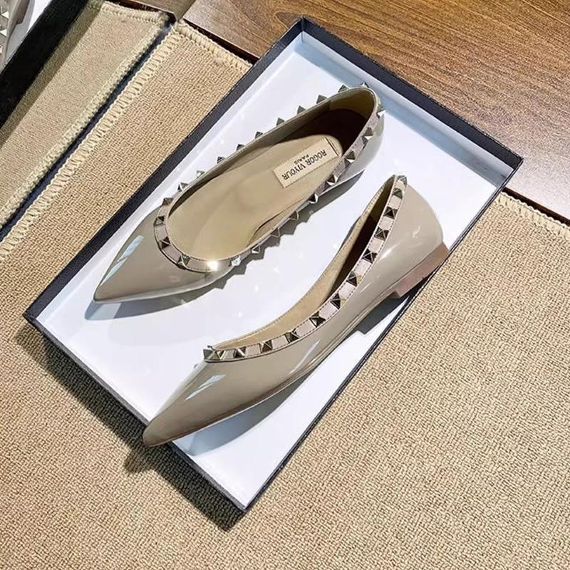 Spitznieten-Einzelschuhe Damen Französisches Temperament Lackleder Oberbekleidung Weidenbeladene Schuhe Nachtbrise Sanfte Nude-Ballerinas Damen