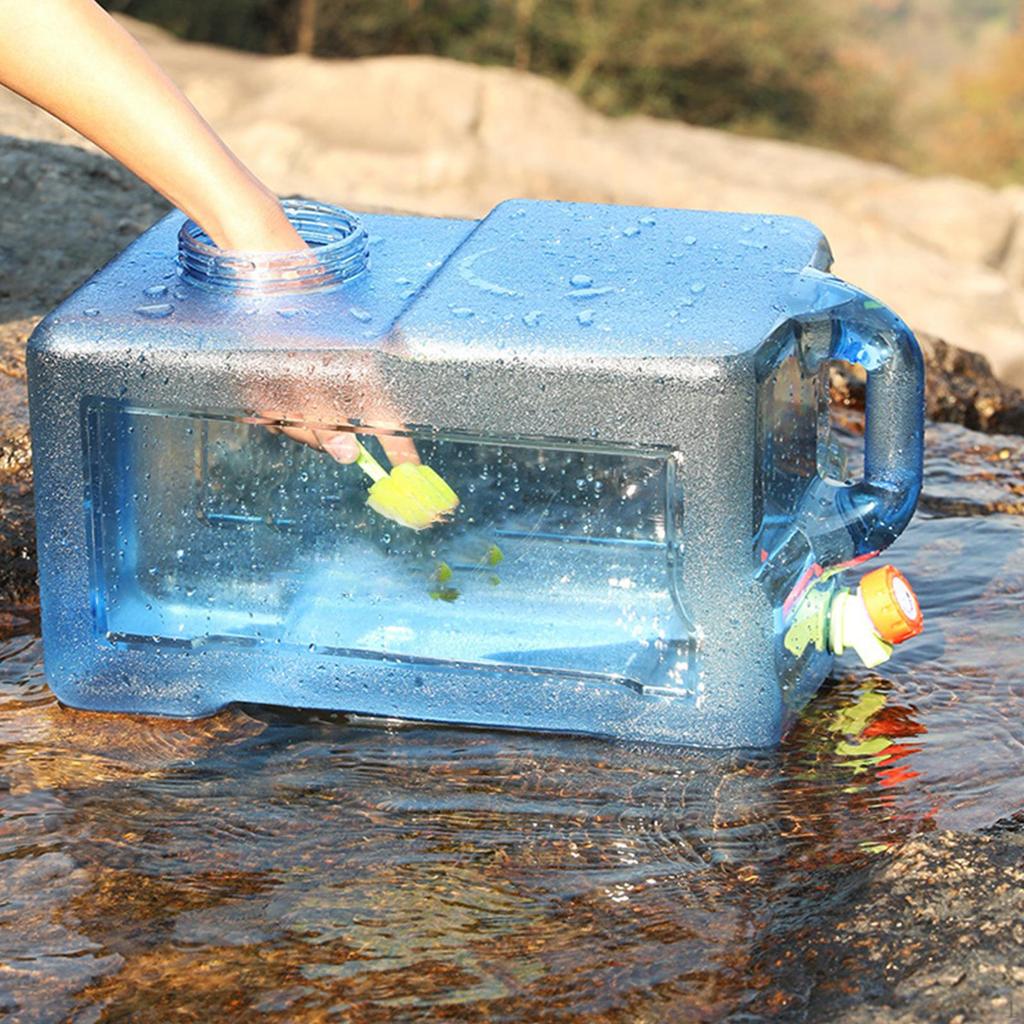 Wasserkanister für Familienausflüge und Reisen