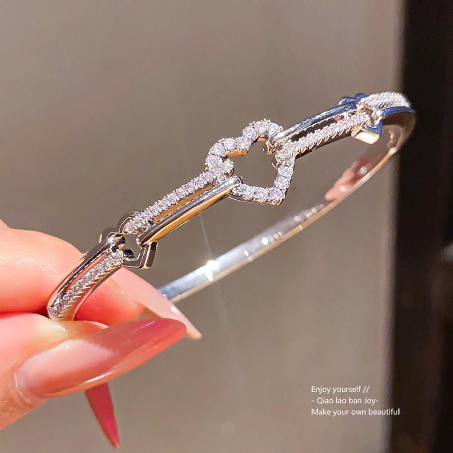 Luxury Heart Pendant Bracelet With Zircon Embellishments In Gold Finish For Spring 2026 Fashion
