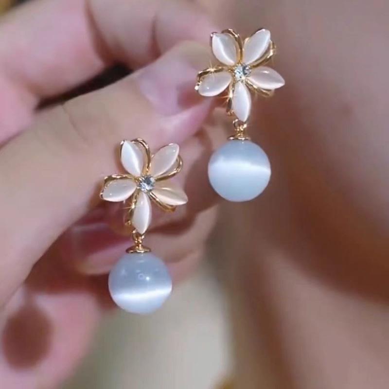S111 silver needle opal petal stud earrings female gentle temperament versatile flower earrings retro high-end earrings золотой