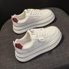 Le nuove scarpe da donna sono traspiranti, versatili, con suola spessa che aumenta l'altezza e sneakers sportive casual.