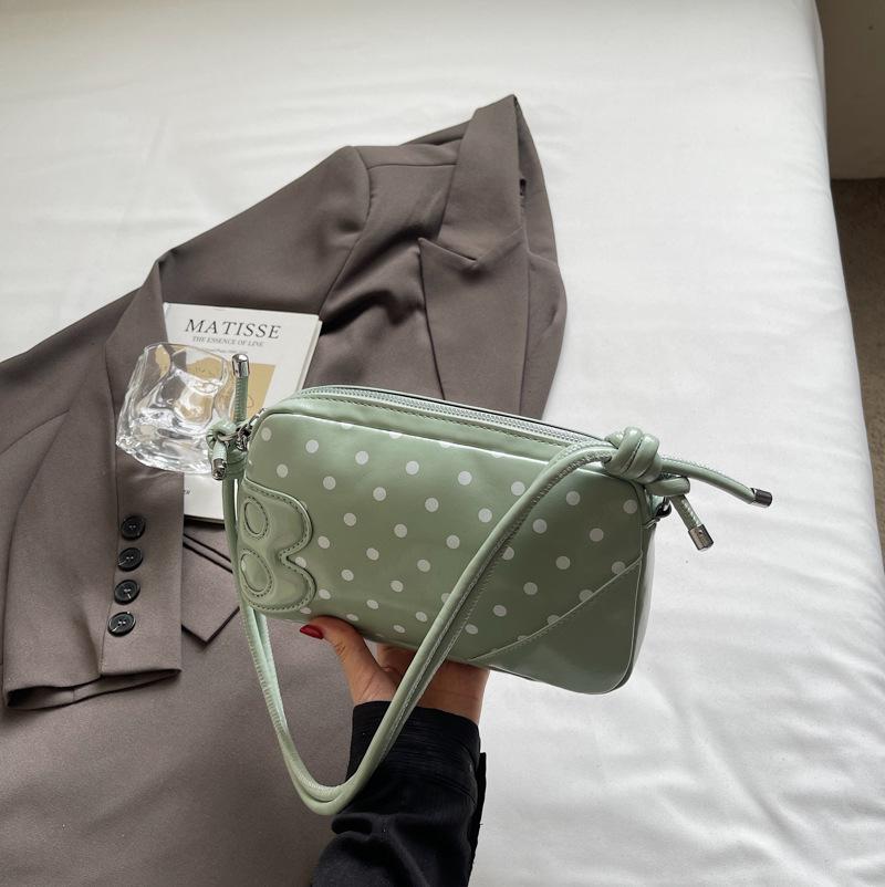 

Niche fashion polka dot underarm bag women s 2025 summer new fashionable shoulder bag high value commuter messenger bag зелений