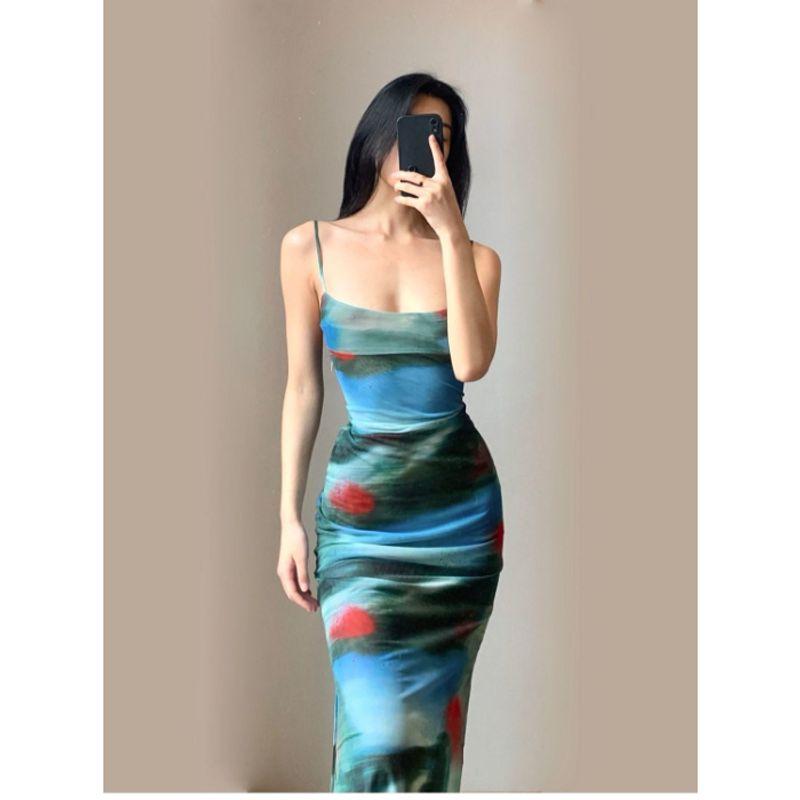 

Новое поступление 2024 года Французский стиль Ретро Европа и Америка Платье Сексуальное Облегающее Платье на бретелях с принтом тай-дай Стройнящее Пляжный отдых Гонконгский стиль Render Blue XL