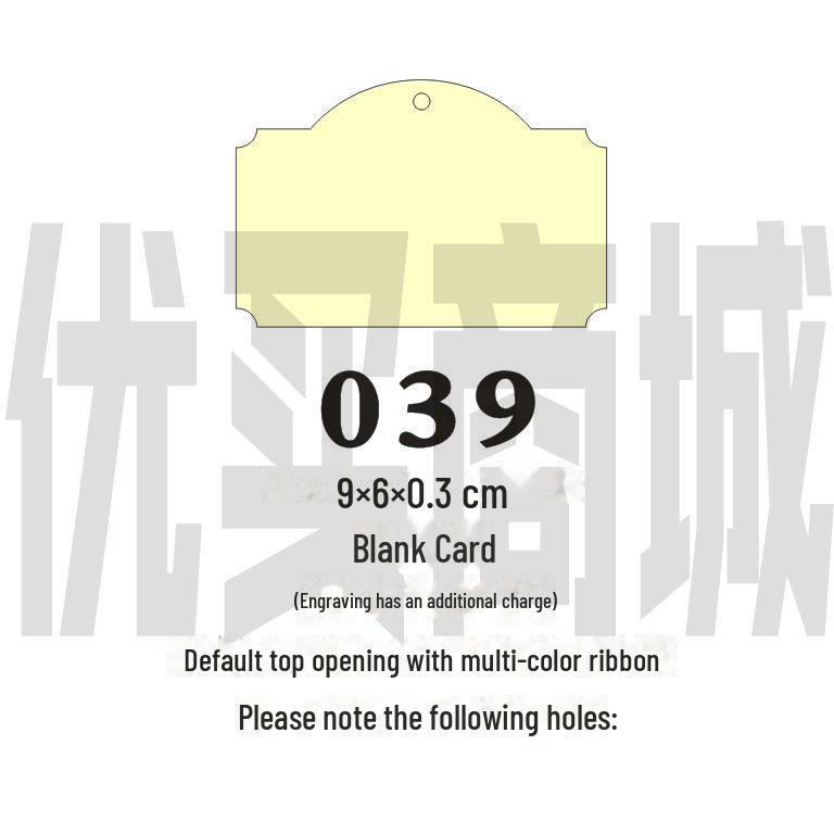 Gravovaná dřevěná karta s přáním s prázdnou visačkou a závěsnou cedulkou