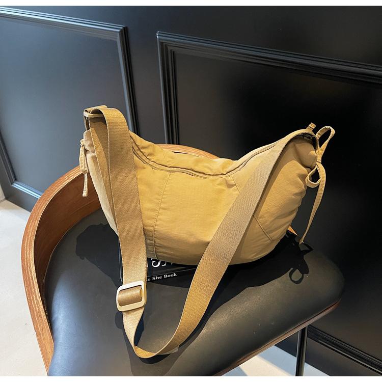 Trendy versatile lightweight handbag, simple casual messenger bag, fashionable and lightweight large-capacity nylon bag, women's bag