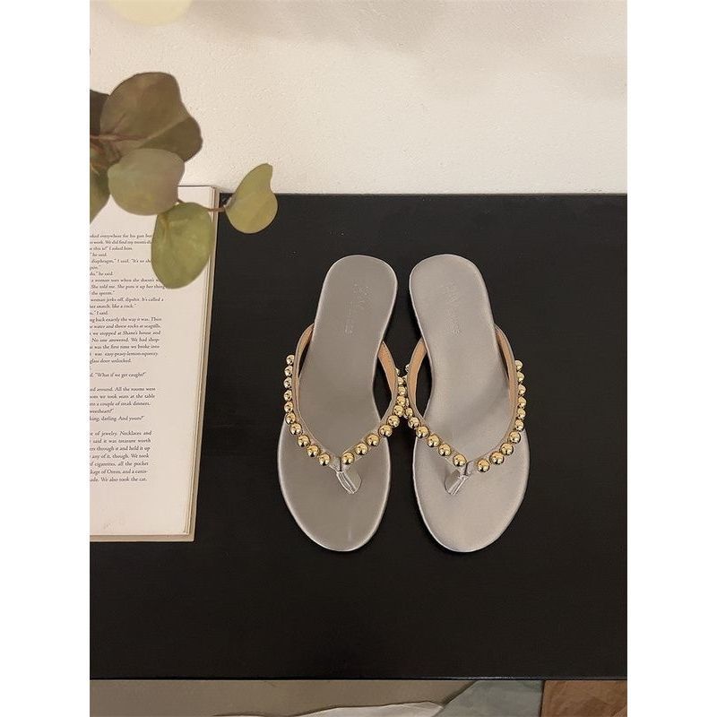 Fashion beaded 2025 summer new flat-bottomed flip-flops women's outer wear pinch slippers soft-soled non-slip beach shoes tide