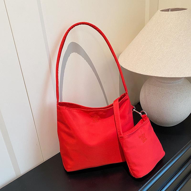 

Autumn new women s personalized shoulder bag texture fashion trend niche design armpit bag красный