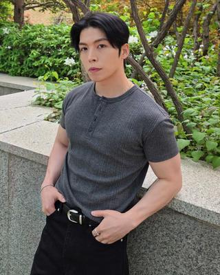 ADLIELOS Ribbed Henley Neck Muscle Fit T-Shirt [Charcoal]