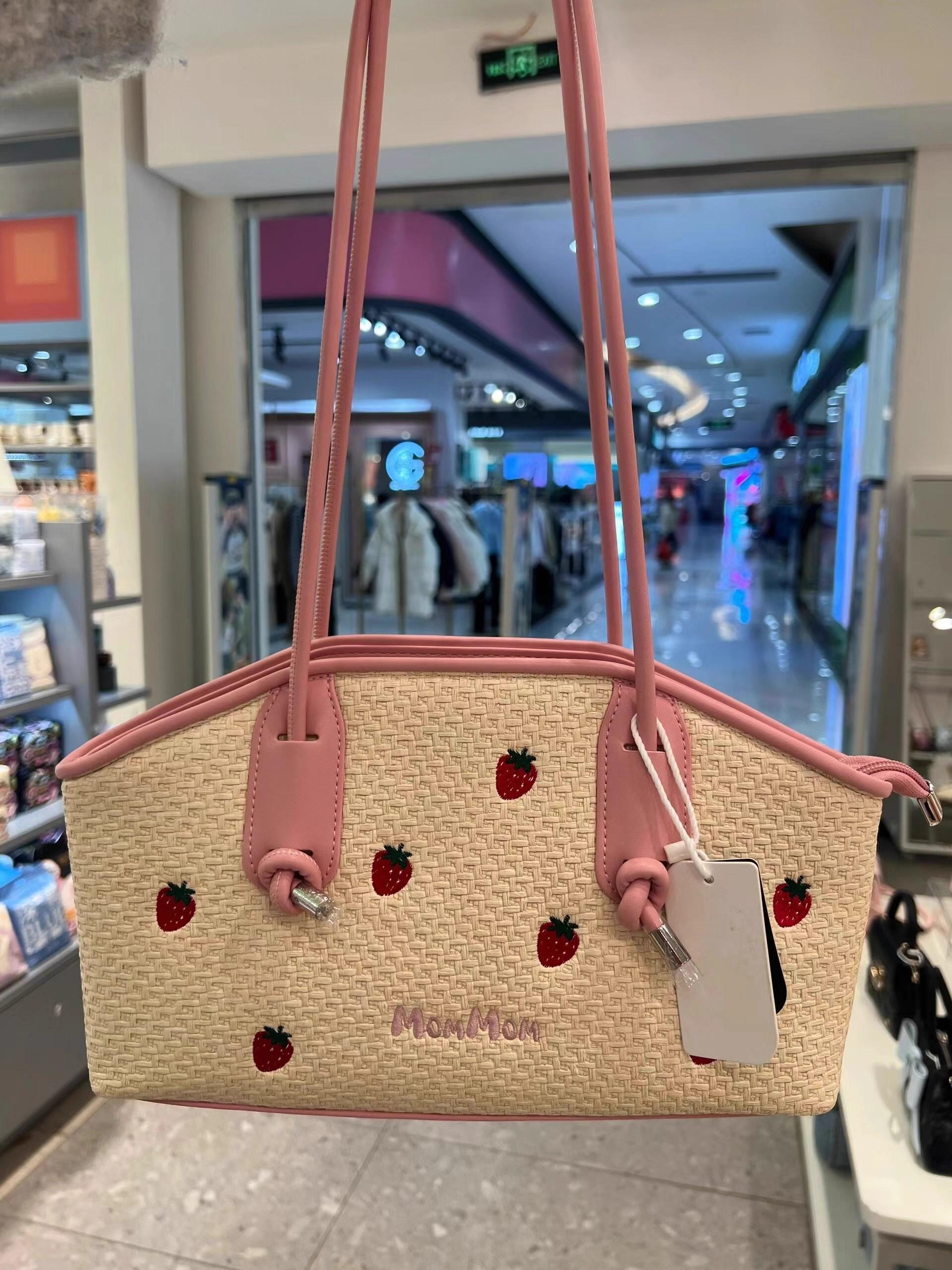 

Sweet Cute Strawberry Tote Bag Pastoral Holiday Vacation Style Handbag Women Large Capacity Commuter Shoulder Crossbody Bag 2025 31x19x9cm бежевий
