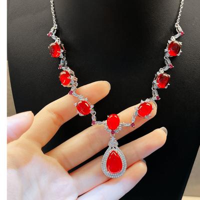 Hochwertige Halskette aus Smaragd-Taubenblut-Edelsteinen der Schwerindustrie, geeignet für hochwertigen Schmuck bei Hochzeitsbanketten für Frauen