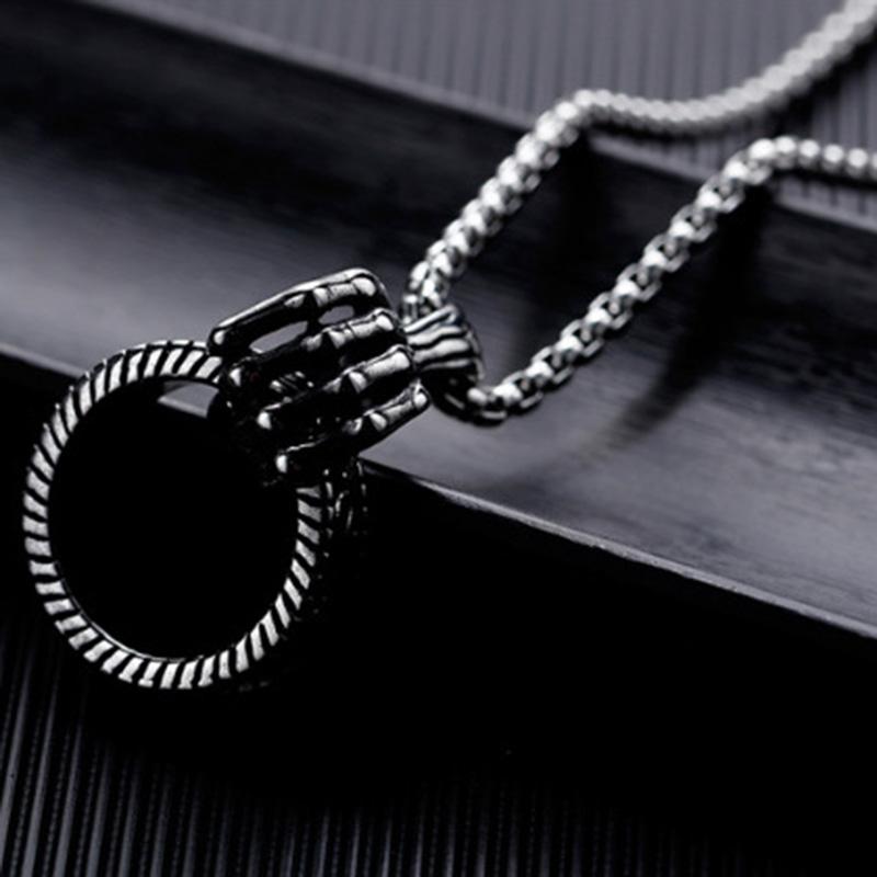 Women's Necklace Men's Necklace Is Popular with the New Skeleton Hand-grasping Rings HIPHOP Necklace Pendant