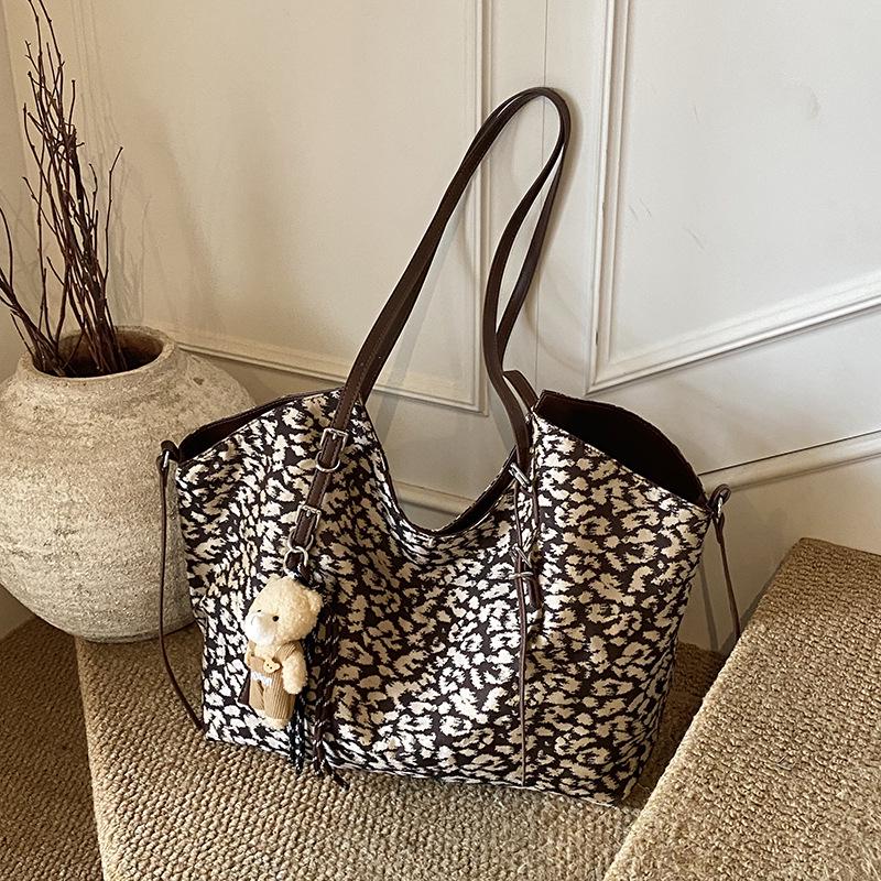 

Retro Suede Leopard Print Shoulder Bag - Women s Large Frosted Tote for Autumn & Winter. No Pendant
