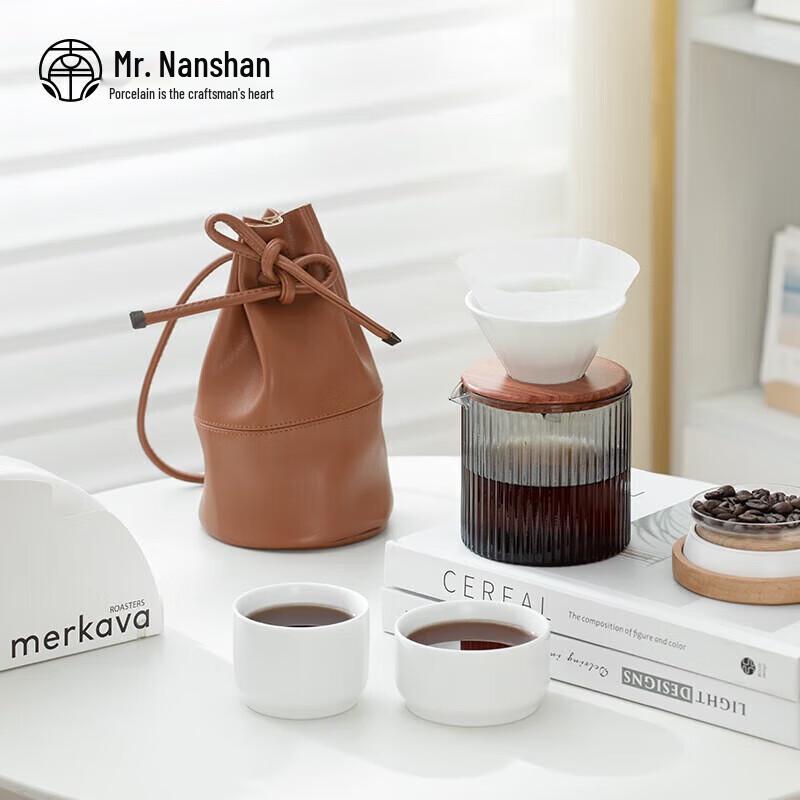 Herr Nanshan. Minimalistisches Keramik-Pour-Over-Kaffeeset