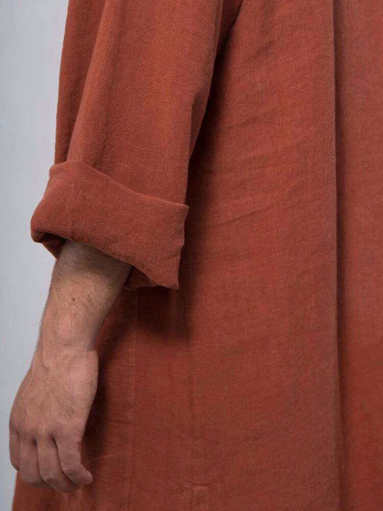 Rochie etnică cu mânecă lungă și guler înalt pentru bărbați, în stil oriental mijlociu.