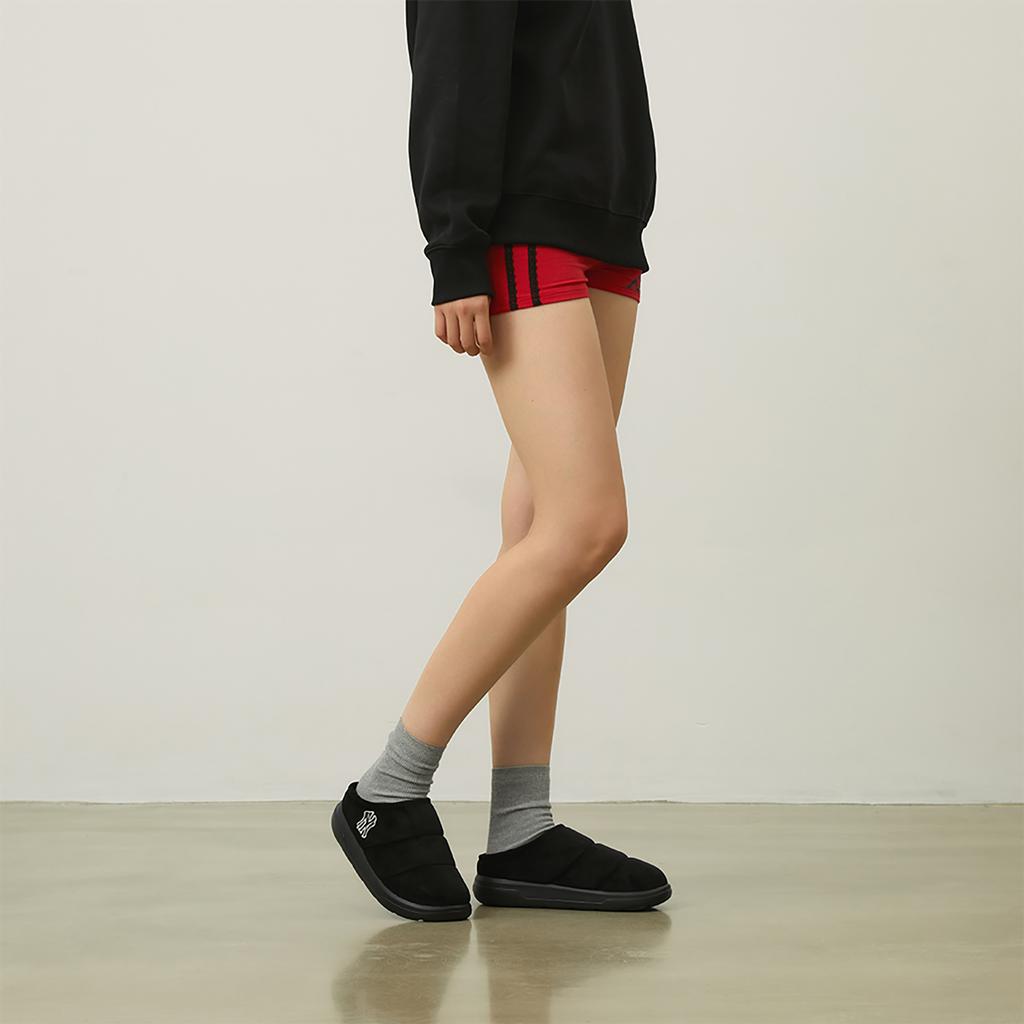 MLB New York Yankees Quiet Abrasion Resistant Slip Resistant Closed Toe Cotton Slippers Unisex Black Sneakers 3AWBBCM46-50BKS