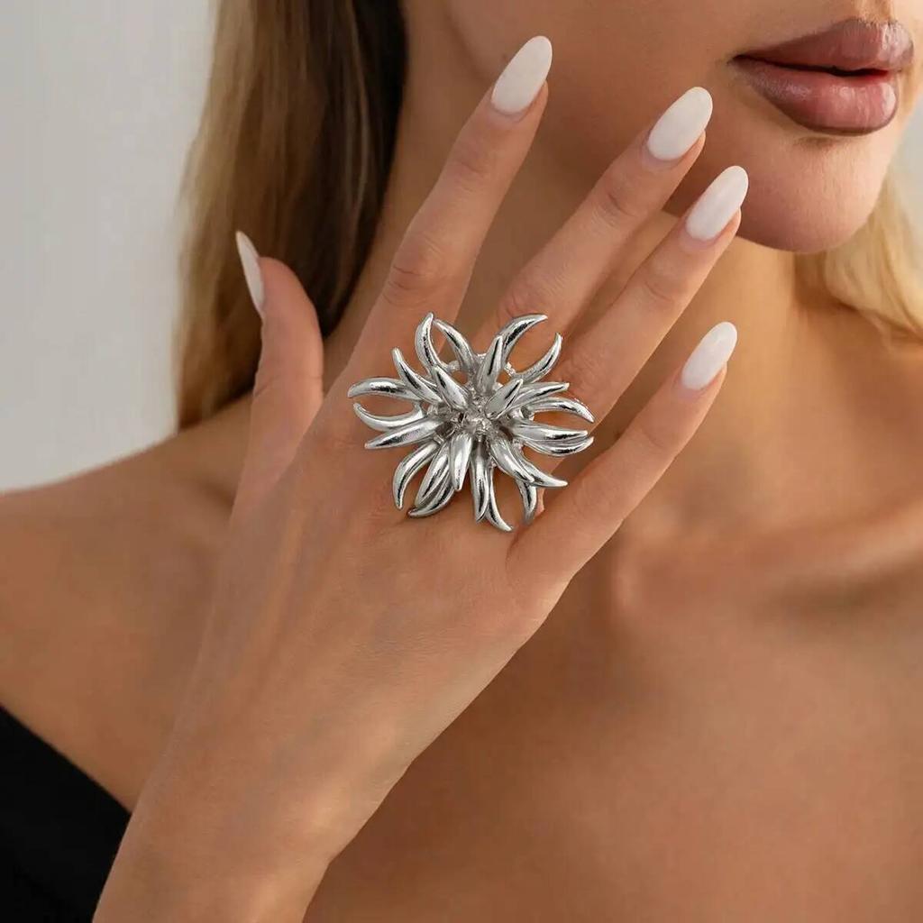 IngeSight.Z Vintage Gold Color Hollow Out Flower Ring for Women Creative Chic Geometry Metal Knuckle Rings Wedding Party Jewelry